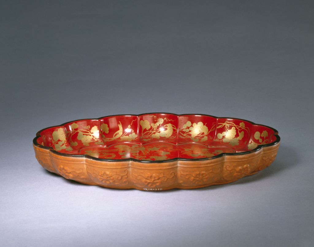 图片[1]-Pao made lacquered chrysanthemum petal plate with lotus pattern-China Archive